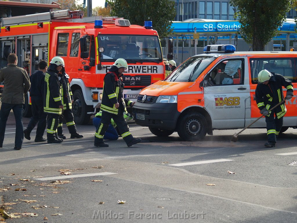 Schwerer VU Notarzt Pkw Koeln Ehrenfeld Weinsbergstr Oskar 89.JPG